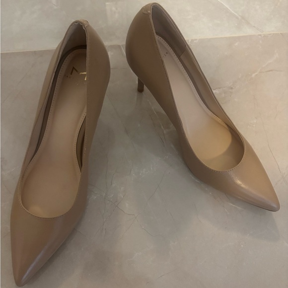 Marc Fisher Classic Beige Heels leather 9M - Picture 1 of 5